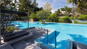 Outdoor pool, a waterfall pool - Baan Sandao Beachfront Condominium (Hua Hin)