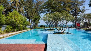 Una piscina al aire libre, una piscina con cascada