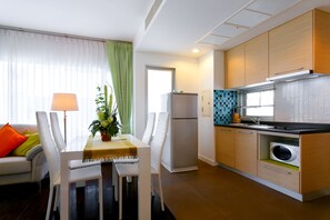 Departamento, 2 habitaciones | Cocina privada | Refrigerador, microondas y utensilios de cocina