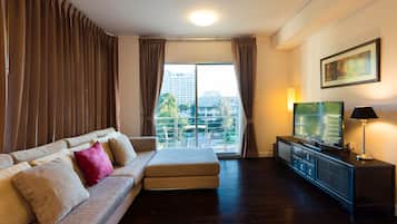 Apartment, 2 Bedrooms | 2 bedrooms, desk