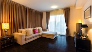 Departamento, 2 habitaciones | Área de sala de estar | Televisión de pantalla plana 