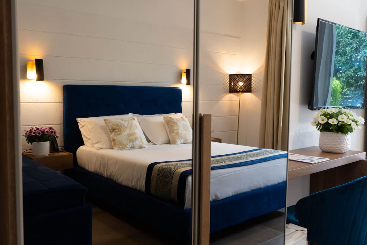 double room, accessible, patio (accessible, with patio) | 1 bedroom, premium bedding, minibar, in-room safe