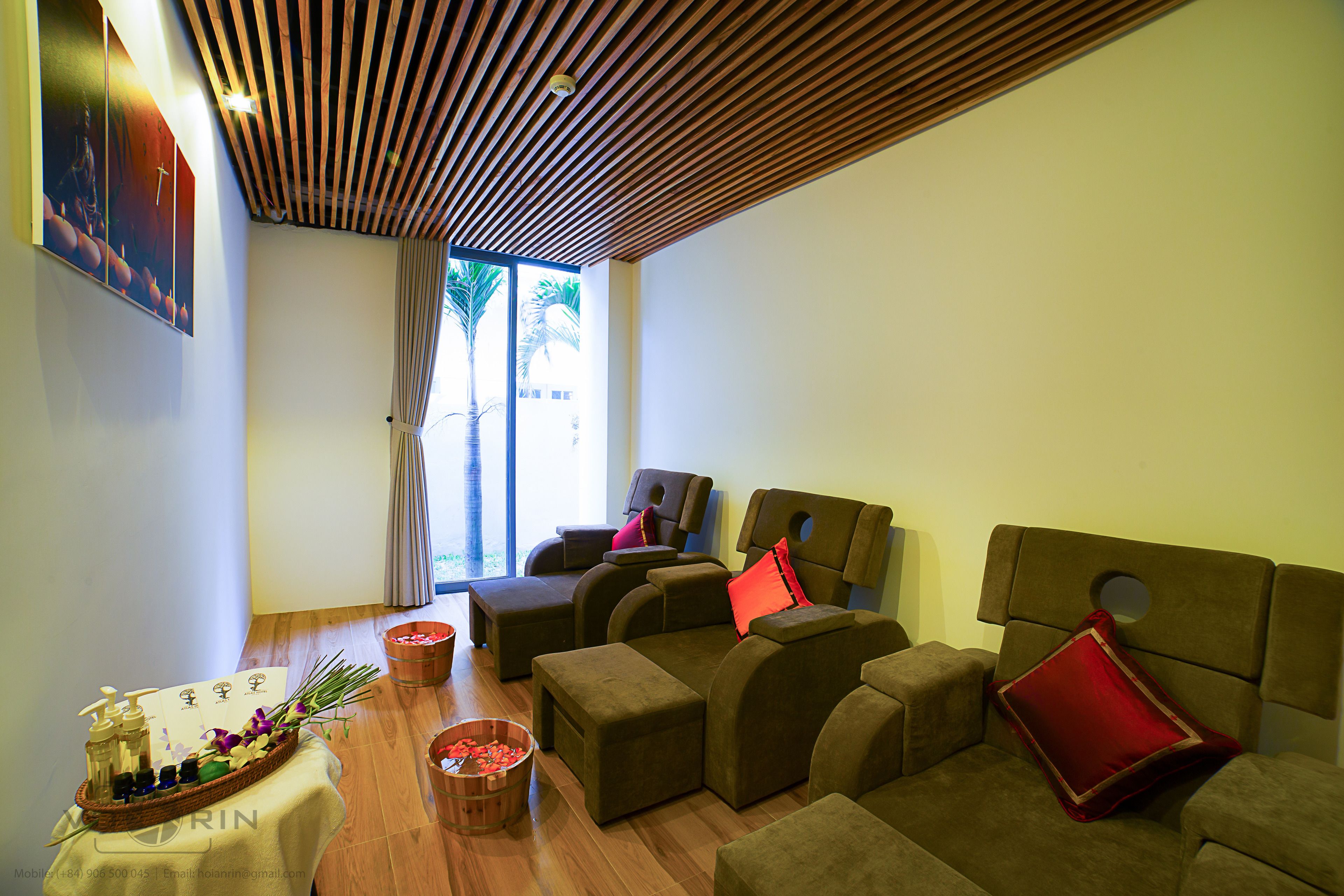 couples treatment room(s), sauna, hot tub, steam room, body treatments