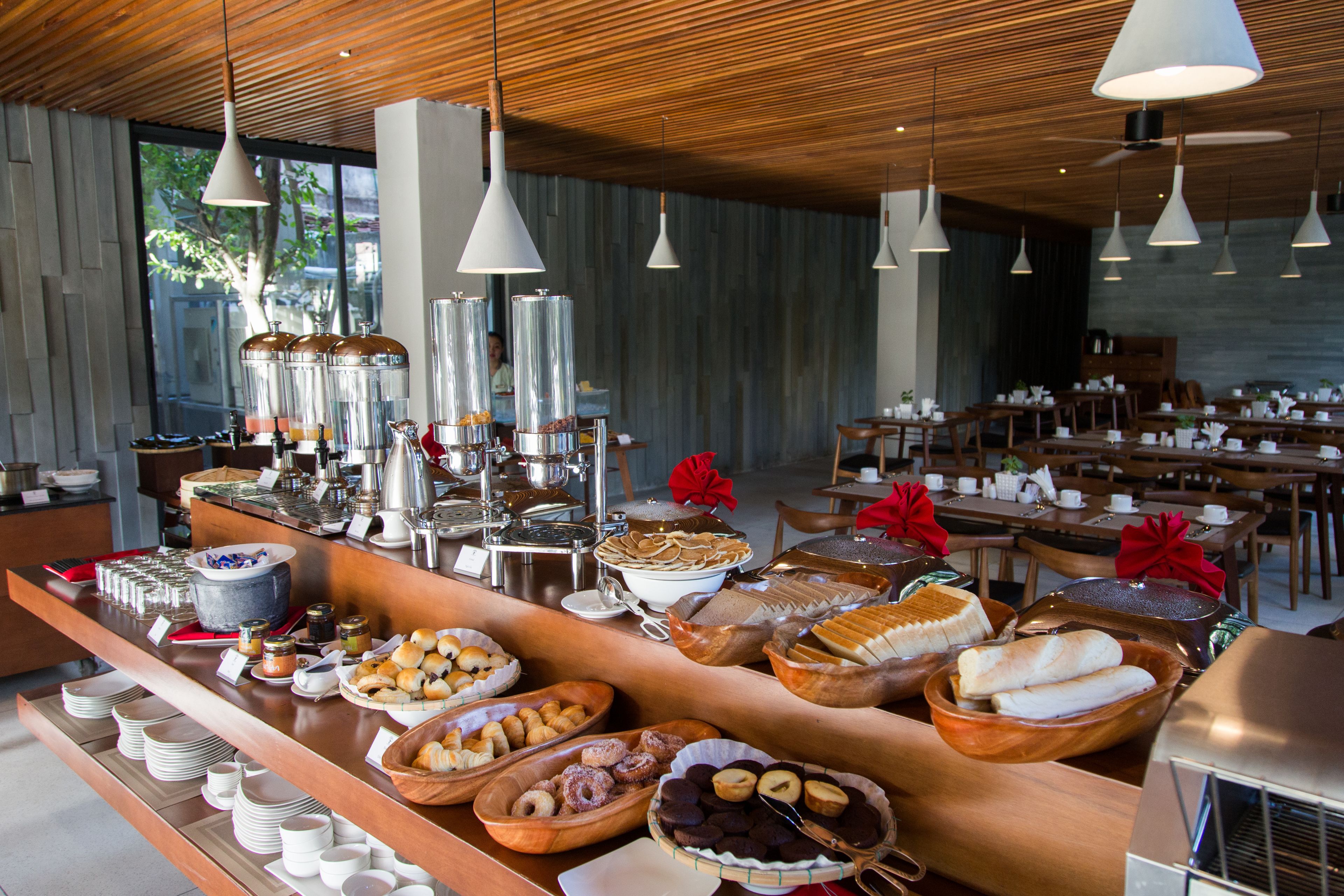 Se sirven desayunos y cocina internacional, con vista a la piscina 