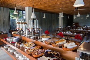 供应早餐、午餐和晚餐,国际美食,泳池景观