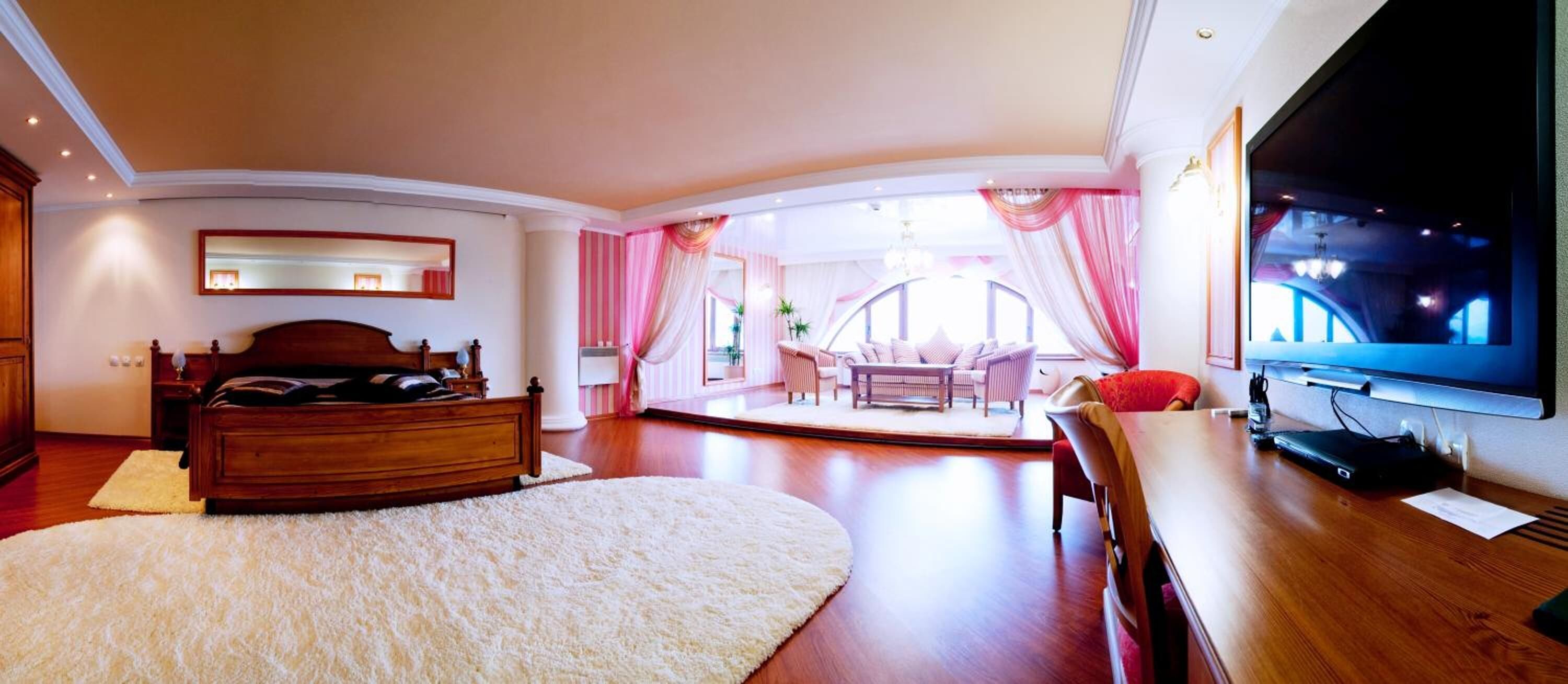 Desk, laptop workspace, iron/ironing board, free WiFi