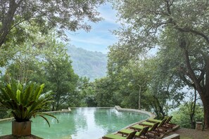 Outdoor pool - Birds Park Polgahawela (Alawwa)
