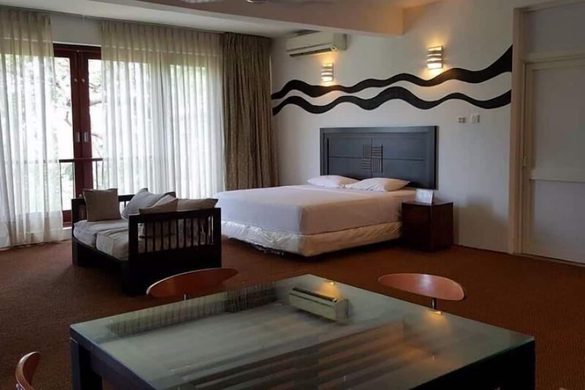 Yksilöllisesti sisustettu, yksilöllisesti kalustettu, pimennysverhot