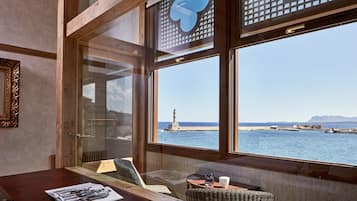 Minibar, caja de seguridad en la habitación y cortinas blackout