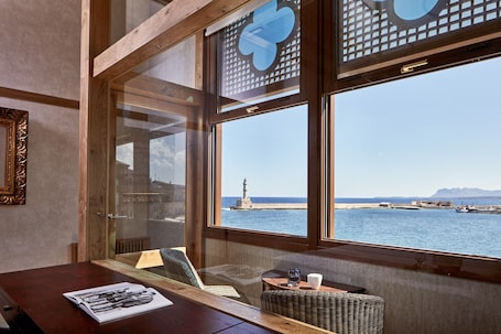 Minibar, caja de seguridad en la habitación y cortinas blackout . Domus Renier Boutique Hotel, Member of Domus Elegance Collection