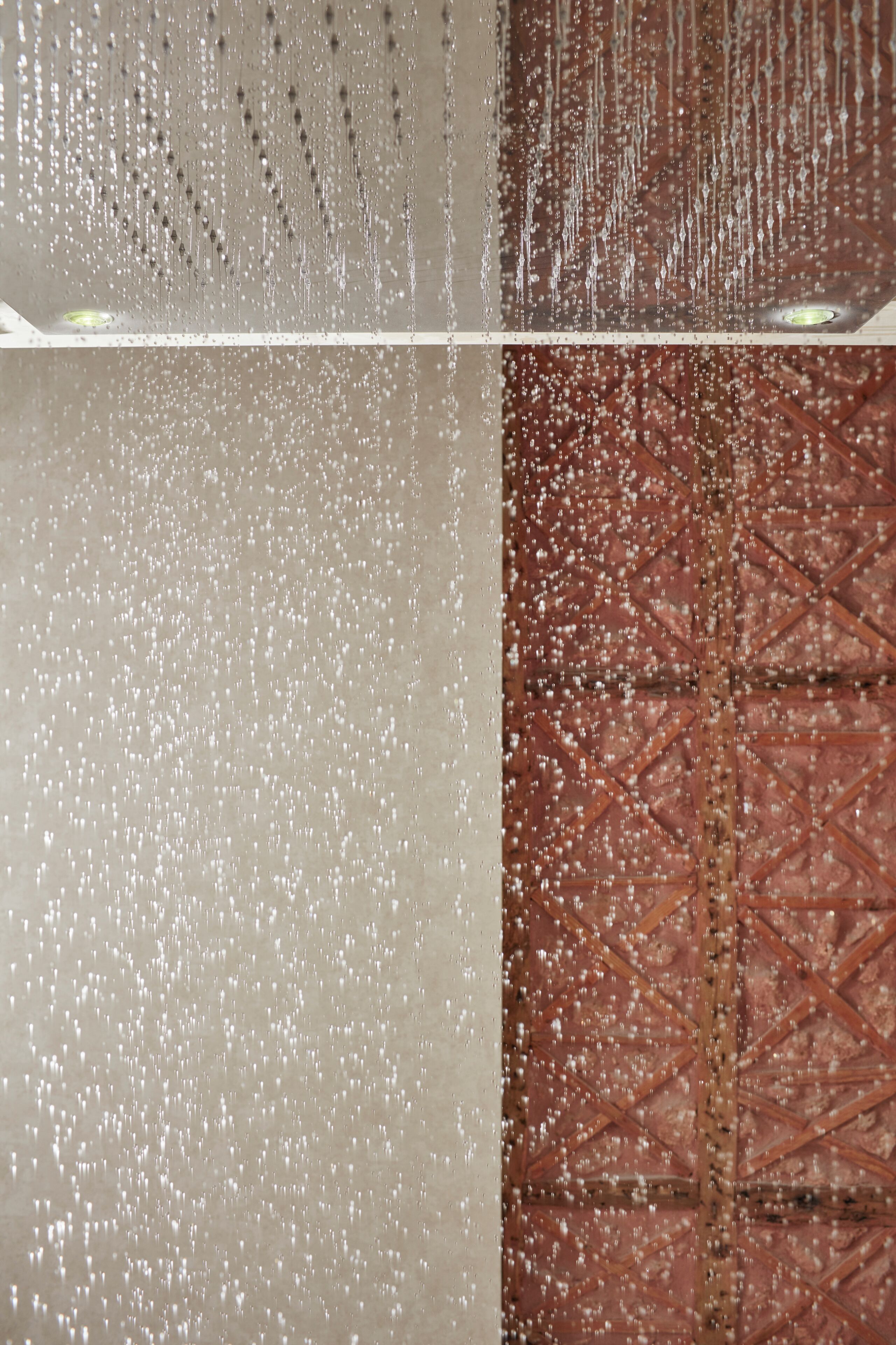 Eine Decke mit Wasserspiel, eine Wand mit Muster und ein tragendes Gerüst.