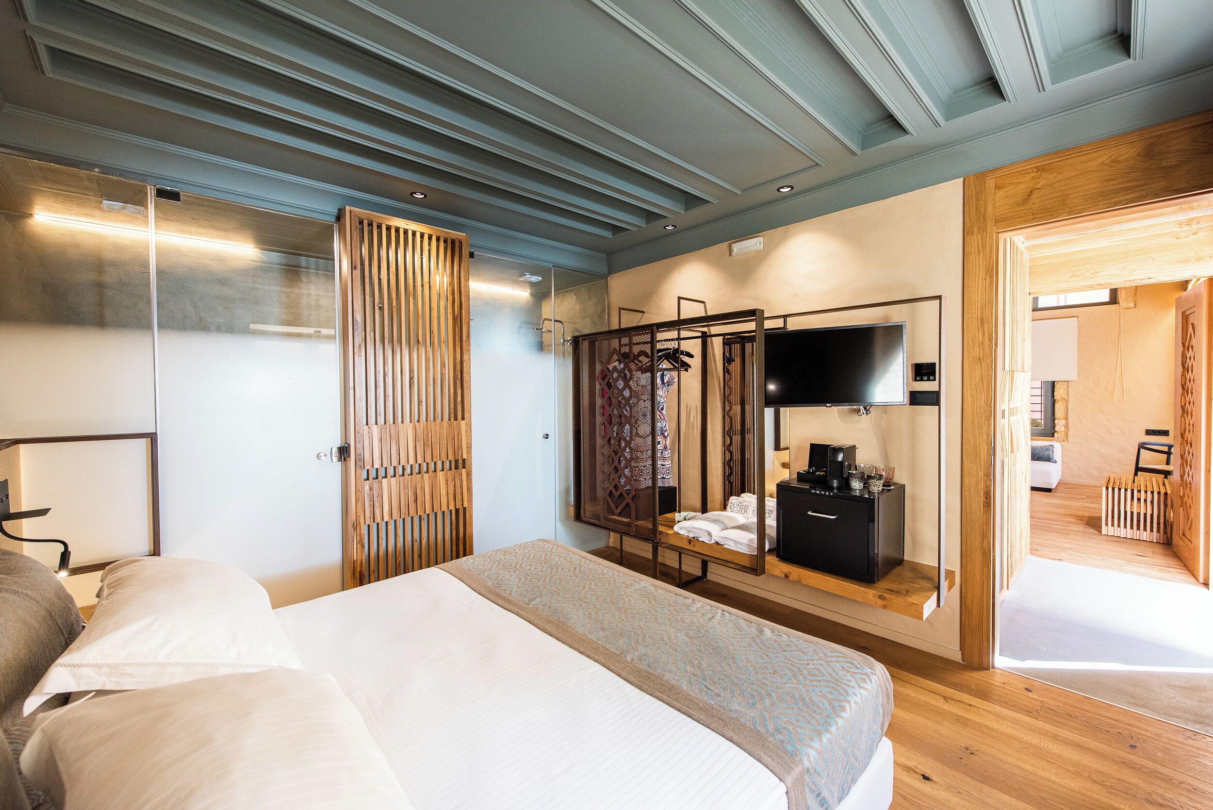 Domus Secreto | Minibar, in-room safe, blackout drapes, iron/ironing board