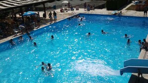 A swimming pool with people swimming and sunbathing. - La Vignola Country Hotel (Ceprano)
