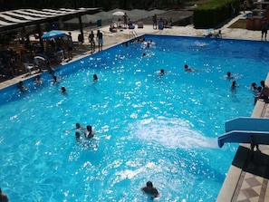 Outdoor pool, sun loungers - La Vignola Country Hotel (Ceprano)