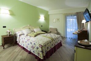 Habitación doble Confort, 1 habitación, vista al jardín | Ropa de cama de alta calidad y caja de seguridad en la habitación 