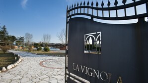 A gated entrance with the name "LA VIGNOLA" prominently displayed. - La Vignola Country Hotel (Ceprano)