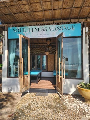 On the beach, beach bar - Lanta Island Resort (Ko Lanta)