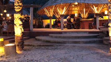 Se sirven desayunos, comidas y cocina internacional con vista a la playa
