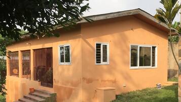 Chalet, 3 habitaciones, vista al jardín | Escritorio y tabla de planchar con plancha