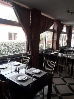 Breakfast, lunch and dinner served - NOMAD SPIRIT Hotel (Aourir)