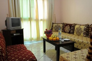 Classic Studio, 1 Bedroom | Living area | TV