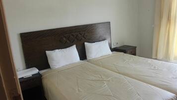 Cortinas blackout, wifi gratis y ropa de cama