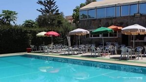 Una piscina al aire libre de temporada