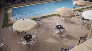Frühstück, lokale und internationale Küche, Blick auf den Pool 