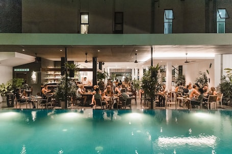 Bar junto a la piscina