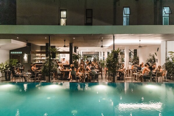 Bar junto a la piscina