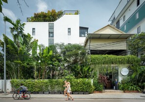 A modern building with a white facade, a green roof, and a sign that reads "Cederz SIEM REAP". - Onederz Hostel Siem Reap (Siem Reap)