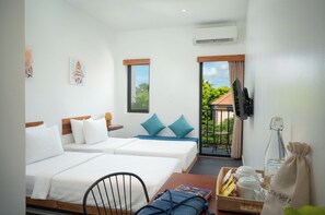 Habitación superior con 2 camas individuales, 2 camas individuales | Escritorio, sistema de insonorización, wifi gratis y ropa de cama