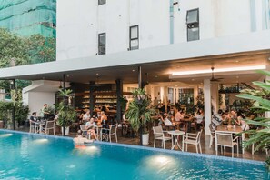 Poolside bar - Onederz Hostel Siem Reap (Siem Reap)