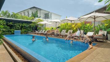 Piscine extérieure, chaises longues