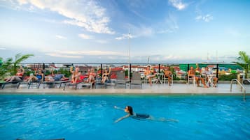 Piscine extérieure, chaises longues