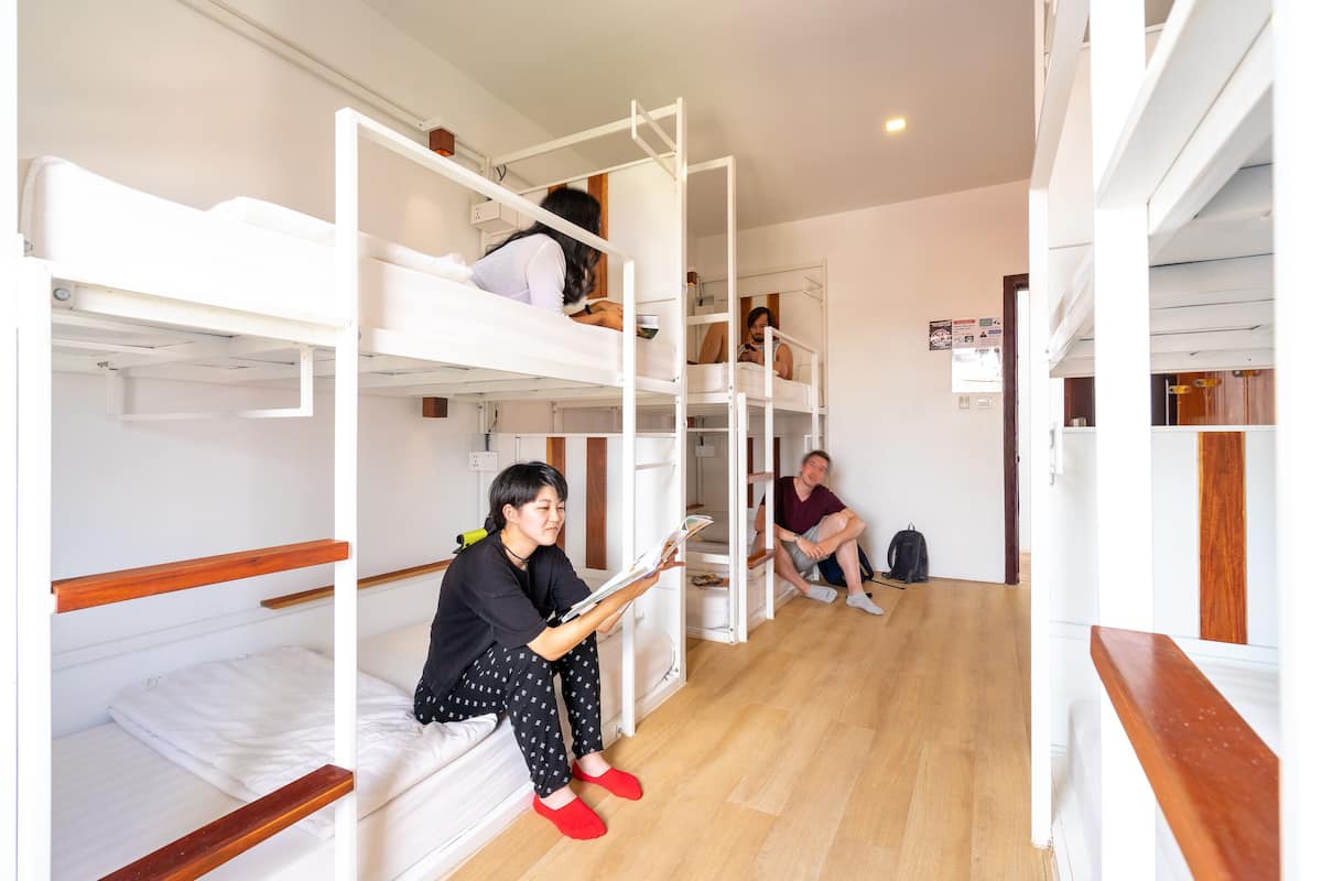 Escritorio, sistema de insonorización, wifi gratis y ropa de cama