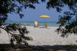 On the beach, sun loungers, beach umbrellas - Residence Casabianca (Fermo)