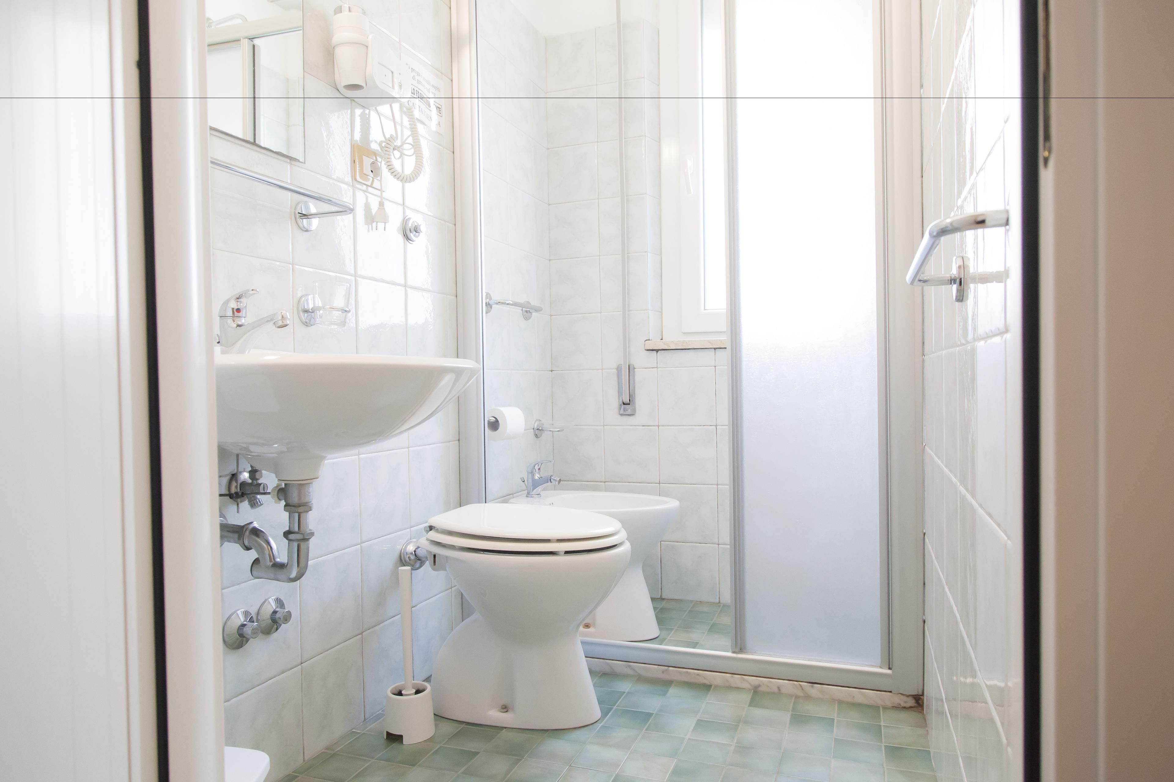 Bungalow Superior, vista spiaggia | Bagno | Doccia, bidet, asciugamani