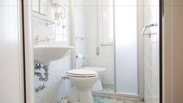Bungalow Superior, vista spiaggia | Bagno | Doccia, bidet, asciugamani