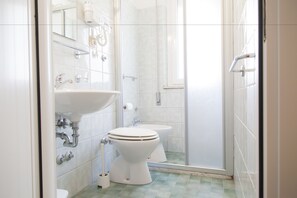 Superior bungalow, uitzicht op strand | Badkamer | Een douche, een bidet, handdoeken