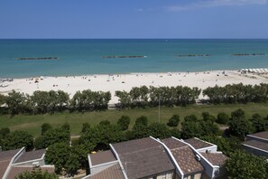 A beach with clear skies, a sandy shore, and a few boats. - Residence Casabianca (Fermo)