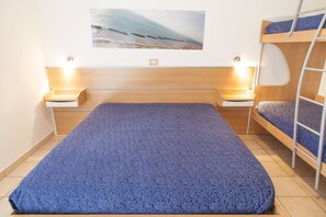 Bungalow superior, vistas a la playa | Espacio para trabajar con un portátil, cortinas opacas, wifi gratis