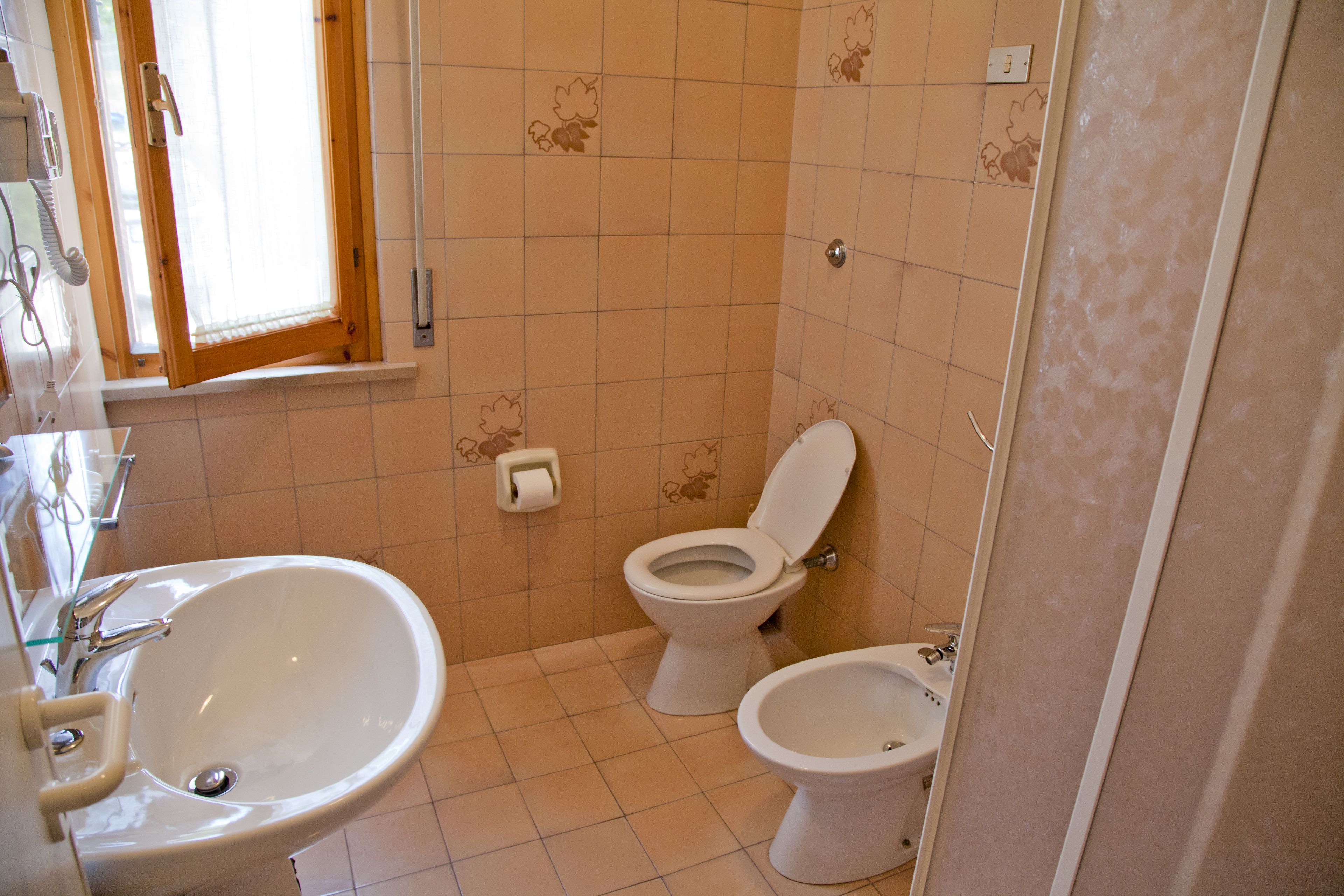 Ein Badezimmer mit Waschbecken, Toilette und Bidet.