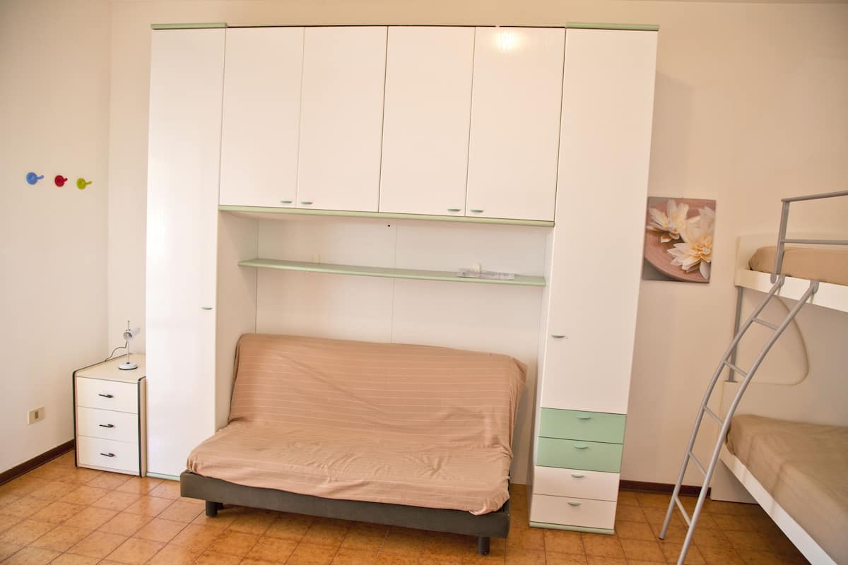 Studio | Laptop workspace, blackout curtains, free WiFi, bed sheets
