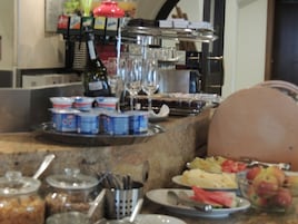 Café da manhã com buffet todos os dias (EUR 7 por pessoa) 