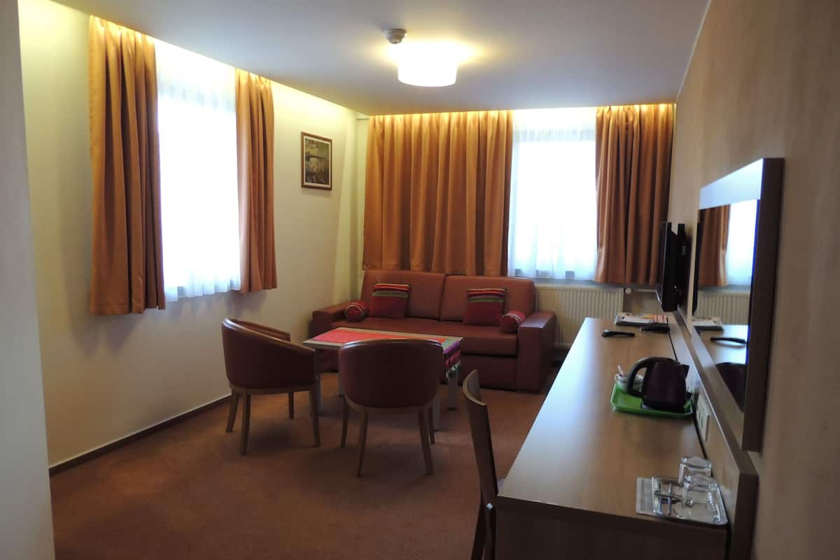 Suite | Een minibar, een kluis op de kamer, een bureau, gratis wifi
