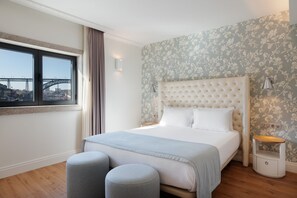 Minibaari, tallelokero huoneessa, työpöytä, äänieristys