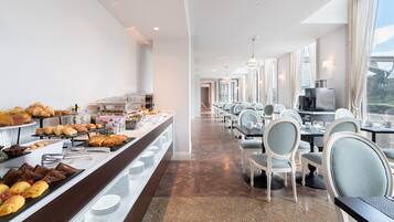 بوفيه فطور يوميًا بتكلفة قدرها (12.00 EUR للشخص)