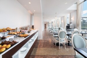 Desayuno buffet diario (EUR 12.00 por persona)