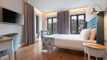 Double Room, River View | Minibar, in-room safe, desk, soundproofing